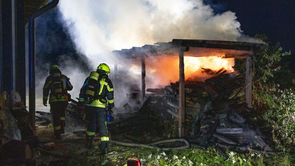 Die Gartenhütte im Industriegebiet in Saßmicke brannte licherloh. von Kai Osthoff