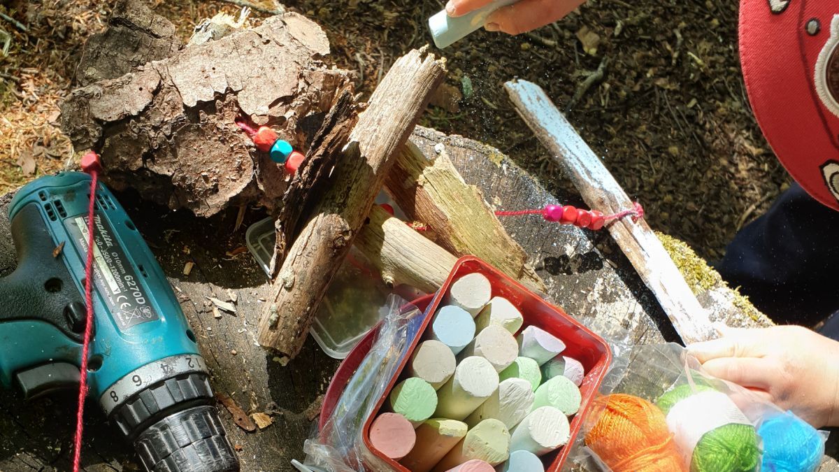 Auch im Wald können mit Kindern Frühfördereinheiten durchgeführt werden: die Caritas-AufWind-Mitarbeitenden gehen kreativ mit den coronabedingten Einschränkungen um. von privat