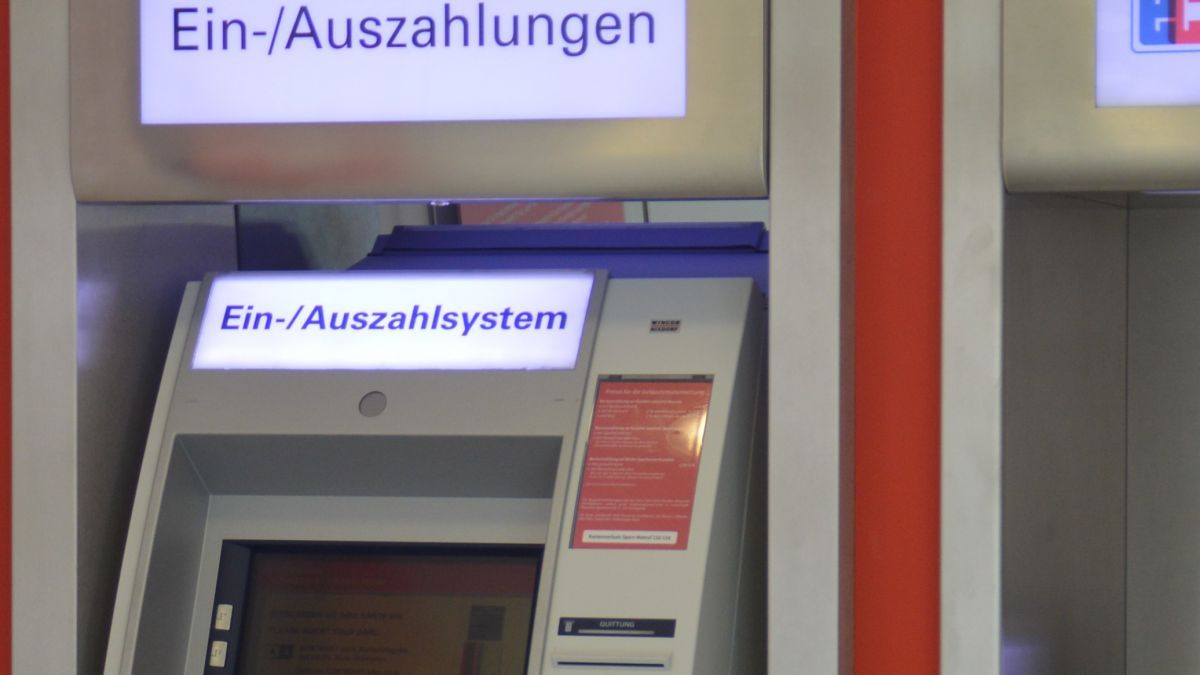 Mit gemeinsamen Geldautomaten wollen die Geldinstitute die Bargeldversorgung, unter dem Aspekt der Wirtschaftlichkeit aufrecht erhalten. von Nicole Voss