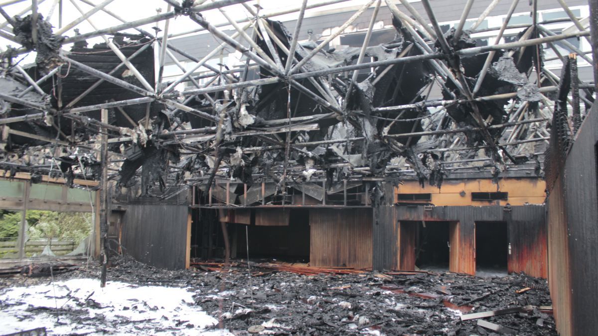 Die Aula ist seit dem Brand am Montagmorgen eine Ruine. von Wolfgang Schneider