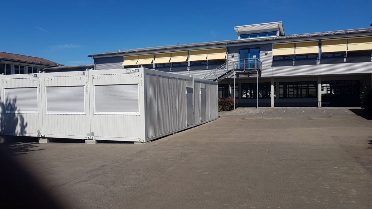 Die Container, in denen die Schüler vorübergehend unterrichtet werden, stehen bereit. von privat