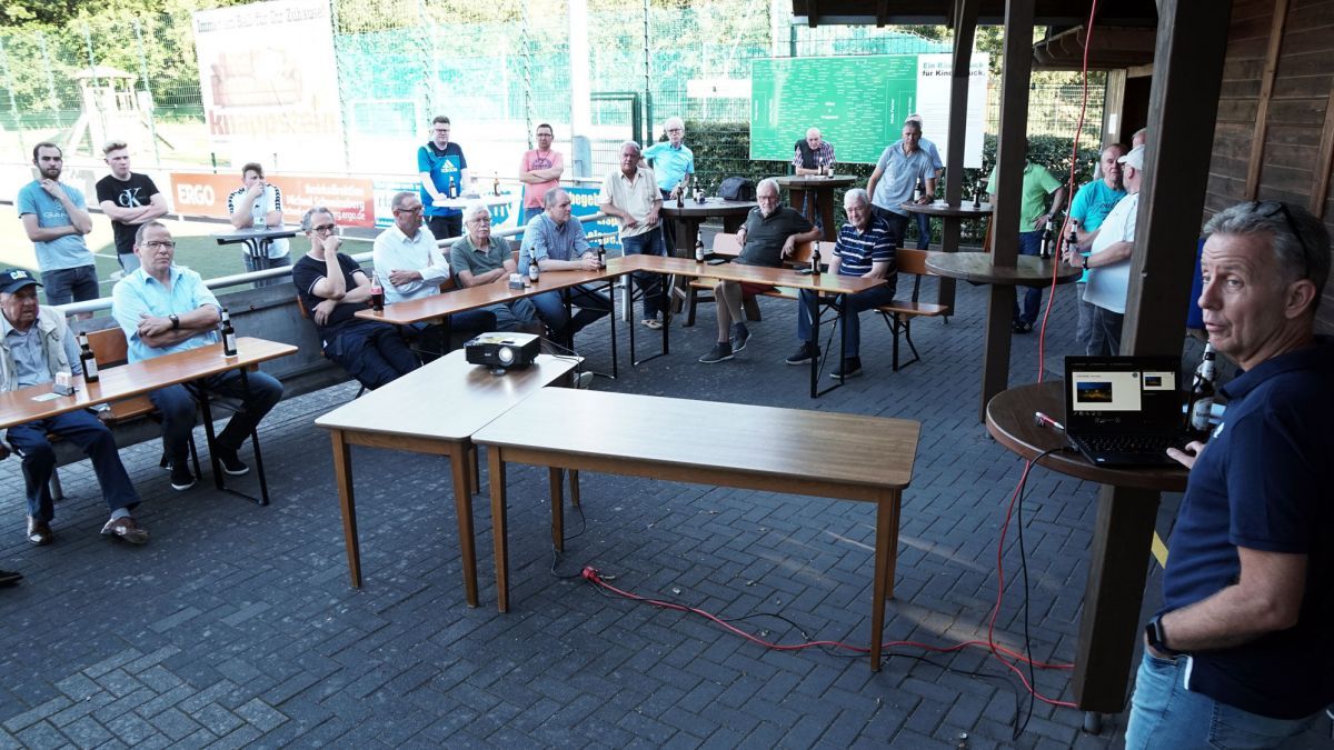 Vorstand Sportanlagen Christoph Heimes (rechts) bei der außerordentlichen Mitgliederversammlung. von privat