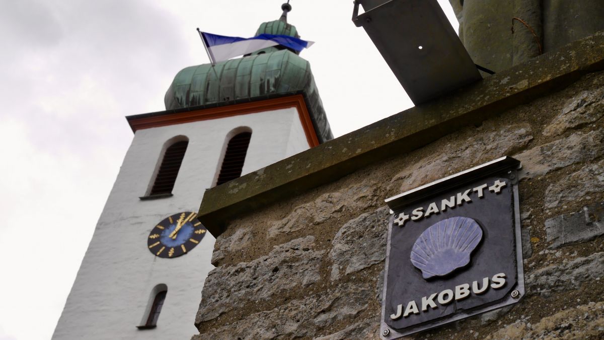 Spuren alter Jakobswege gibt es auch im Sauerland, wie hier an der Pfarrkirche in Elspe. von Alexander Sieler