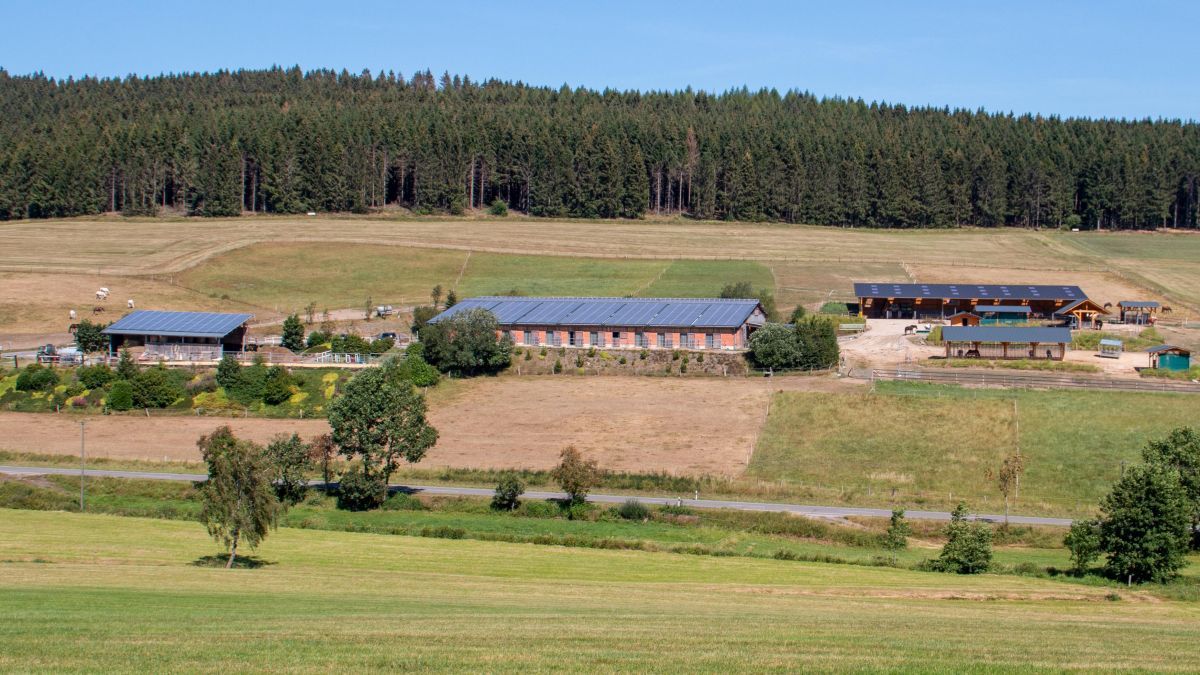 In Kruberg ist auf rund 6.000 Quadratmetern ein neuer Bewegungsstall entstanden. von Symbol Christine Schmidt