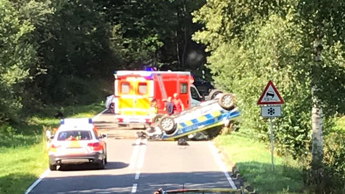 Ein Polizei-Fahrzeug hat sich am Freitag, 7. August,zwischen Berlinghausen und Olpe überschlagen. von privat