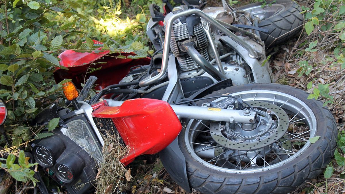 Das beschädigte Motorrad. von Polizei Olpe
