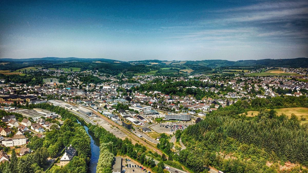 Zu einer Stadtrallye in Attendorn lädt das JuZ ein. von Symbol Nils Dinkel