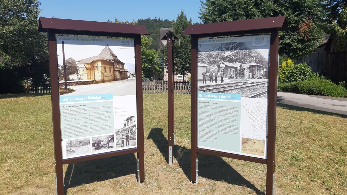 Gut sichtbar und anschaulich dargestellt geben die Tafeln Einblicke in die Lenhauser Eisenbahngeschichte. von privat