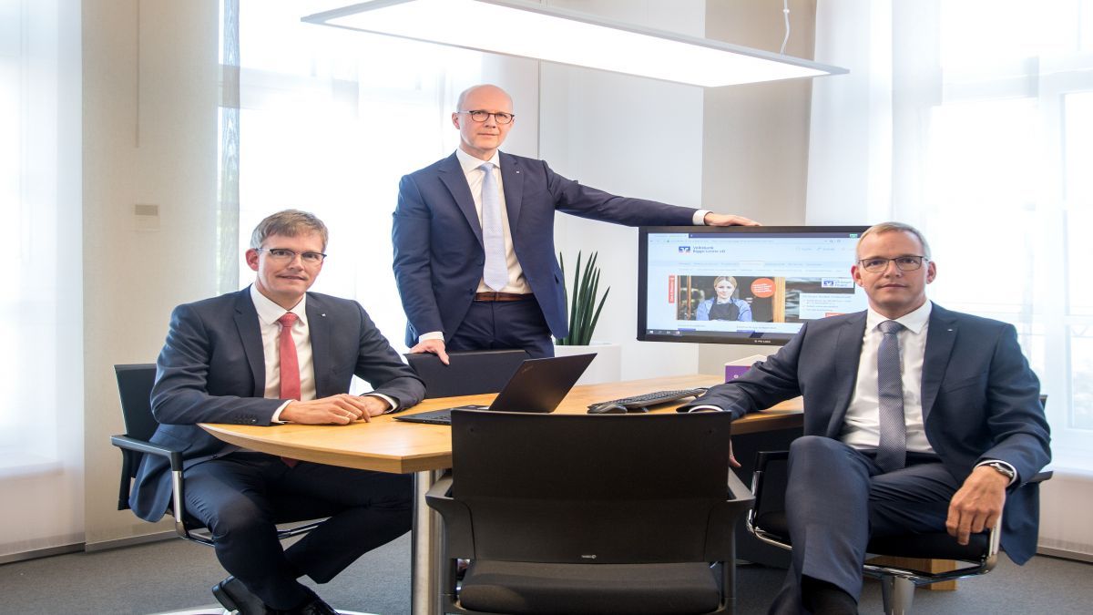 Andreas Ermecke, Michael und Bernd Griese (von links) ziehen die Halbzeit-Bilanz vom Geschäftsjahr 2020. von Volksbank Bigge-Lenne