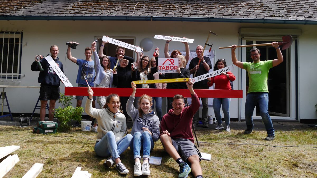 Ein Gruppenfoto vor den Räumlichkeiten des jugendspirituellen Zentrums TABOR auf dem Rüberg in Altenhundem. von Alexander Sieler