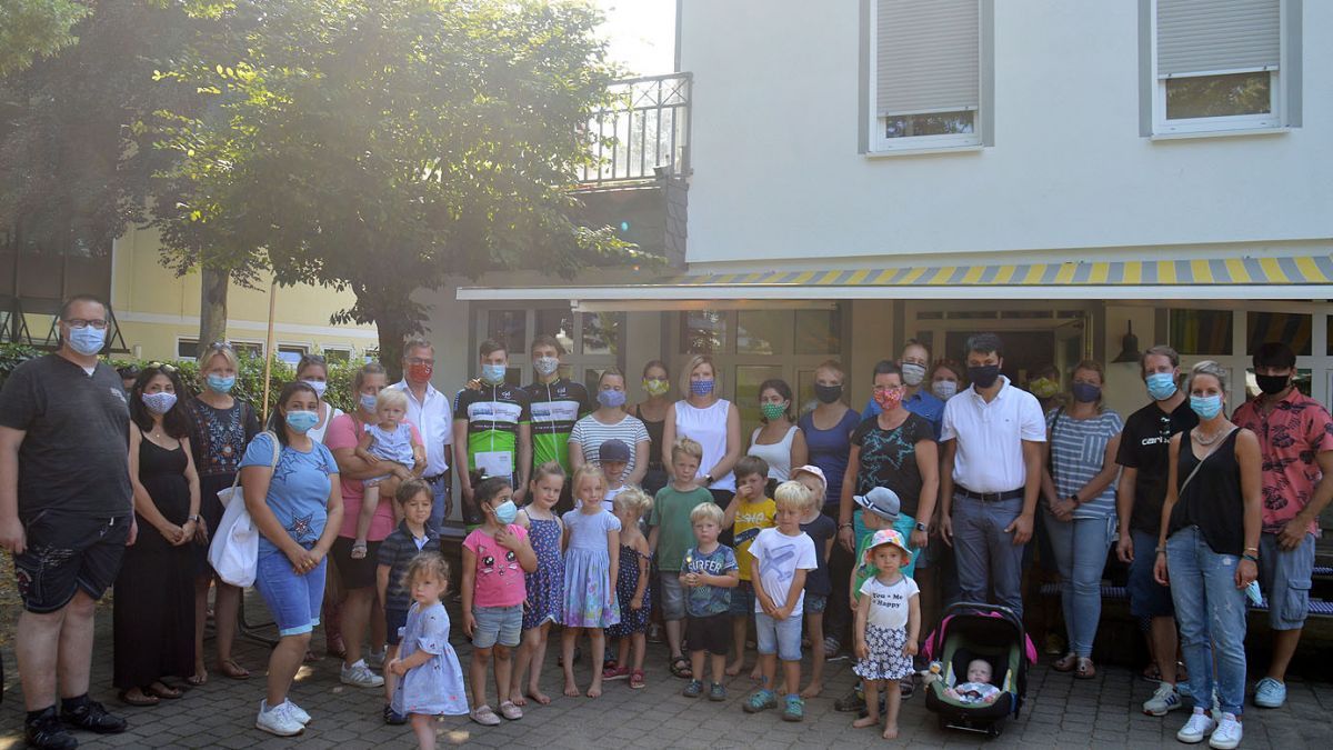 Kinder, Eltern und Erzieher empfingen die Radfahrer auf ihrer Tour durch Deutschland in Attendorn. von Nicole Voss