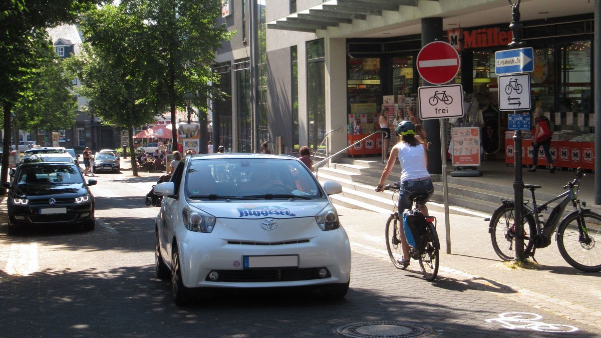 Auf der Kölner Straße müssen Autofahrer und Fußgänger nun mit entgegenkommendem Radverkehr rechnen. von privat