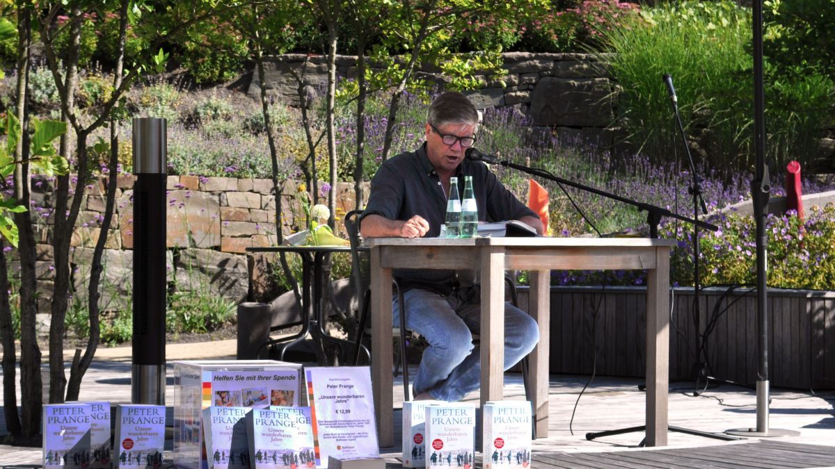 Bestsellerautor Peter Prange während seiner Lesung im Garten des Kinder- und Jugendhospizes Balthasar in Olpe. von privat
