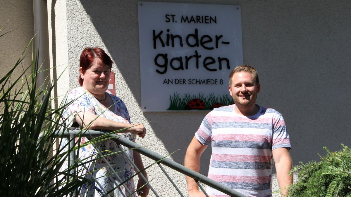 Martina Beckmann hat die Leitung des St.-Marien-Kindergartens Altenhundem an ihr ehemaliges Kindergarten-"Kind" Moritz Richter übergeben. von Kerstin Sauer