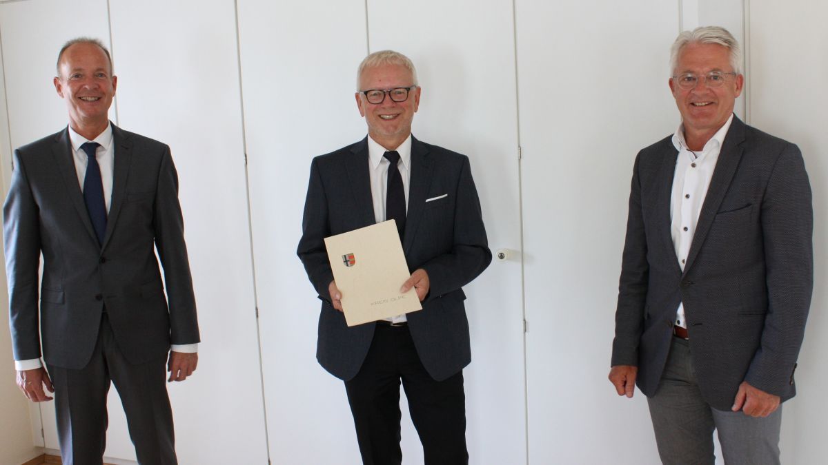 Abschiedsfoto im Kreishaus (von links): Kreisdirektor Theo Melcher, Christoph Ochel  und Fachbereichsleiter Michael Färber. von Kreis Olpe