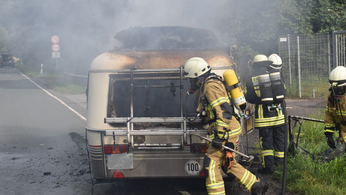 Der Wohnwagen brannte bei Eintreffen der Feuerwehr bereits in voller Ausdehnung. von s: Feuerwehr Attendorn