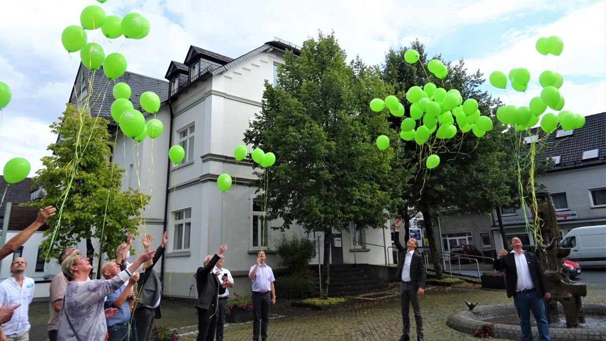 Zum eigentlichen Start der Wendener Kirmes ließen die Beteiligten hunderte Luftballone in den Himmel steigen. von s: Sigrid Mynar