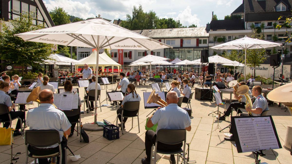 Der Musikverein Saalhausen, der in diesem Jahr auf sein 175-jähriges Bestehen zurückschaut, trat auf dem Marktplatz in Altenhundem auf. von s: Nils Dinkel