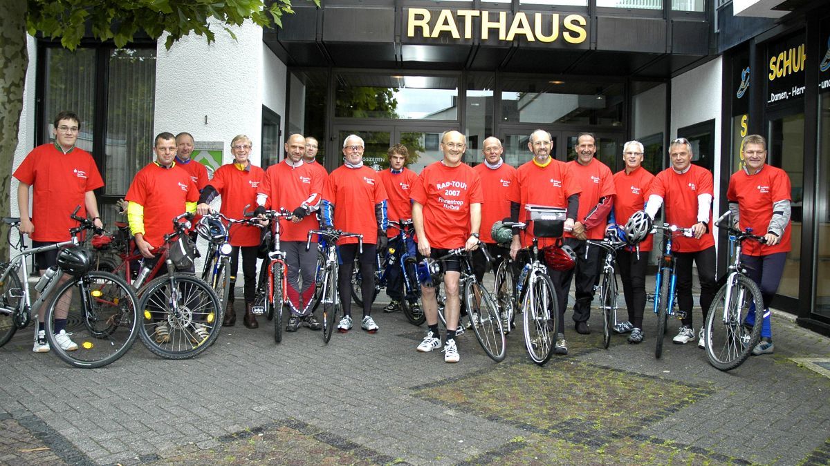 Die Teilnehmer der Fahrradtour, im Jahr 2007 stellten sich vor dem Rathaus zum Gruppenfoto auf. von privat