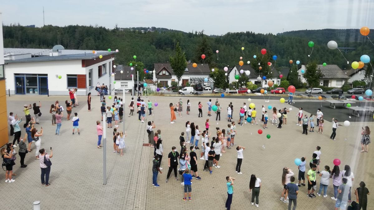 Die neuen Schüler ließen ihre Wünsche in die Luft steigen. von privat