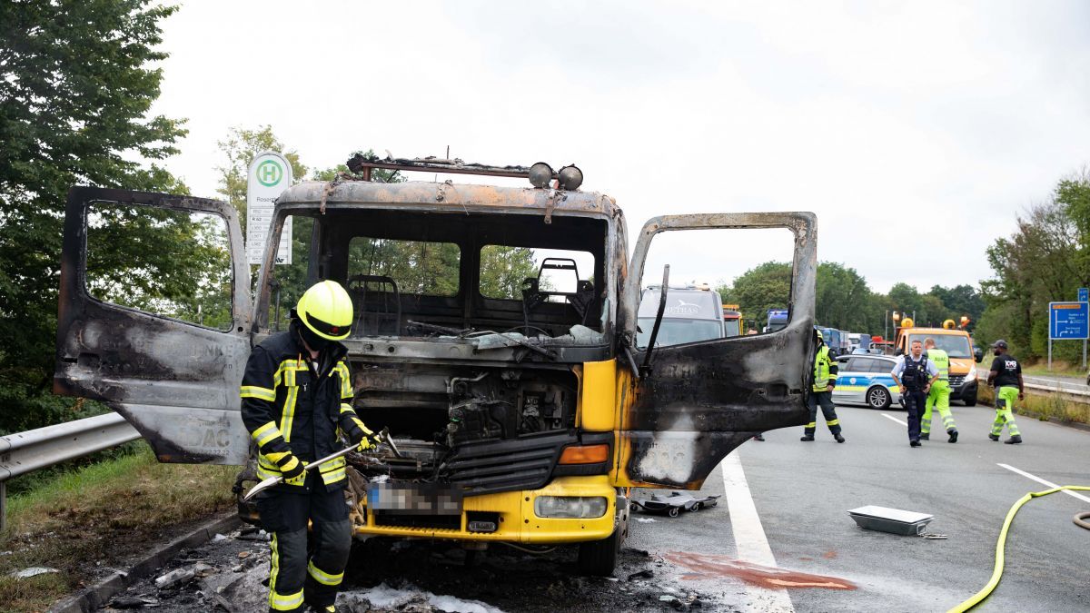 Der Fahrer rettete sich noch aus seinem Fahrzeug. von Kai Osthoff