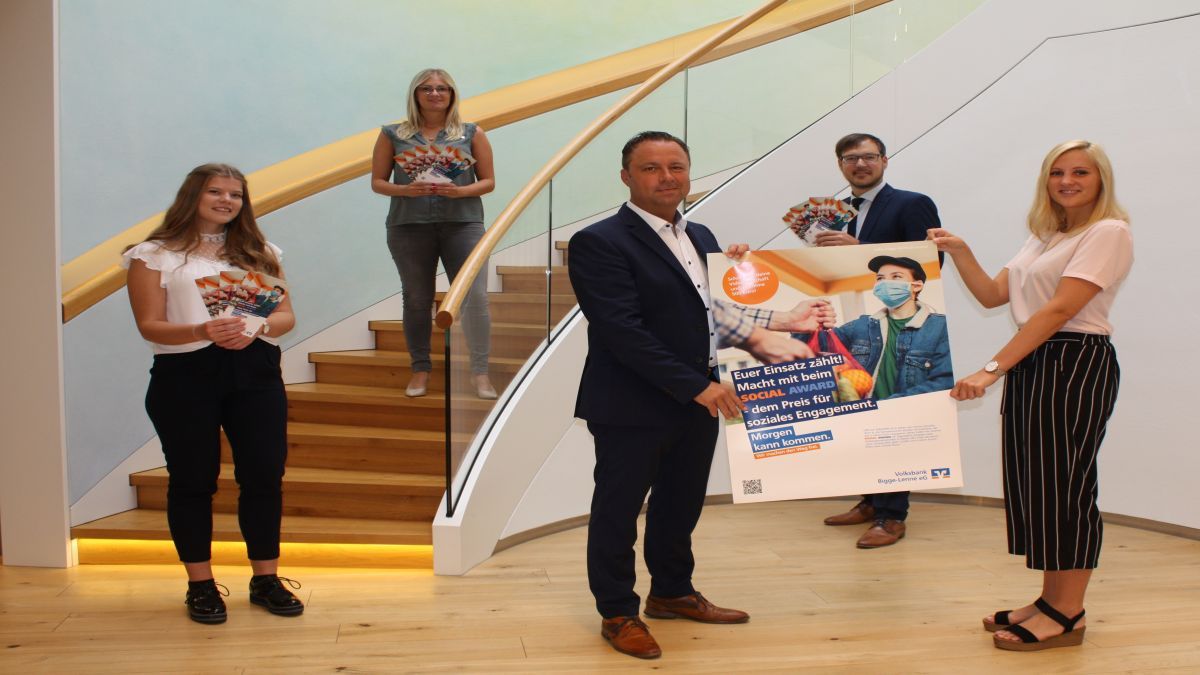 Auszubildende Lisa Geuer, Julia Neuhaus, Frank Segref, Christof Schmidt und Jennifer Wüllner (von links) von der Volksbank Bigge-Lenne. von Volksbank Bigge-Lenne