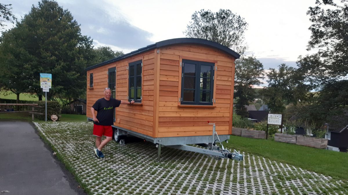 Peter Niklas, Ortsvorsteher von Elben, zeigt stolz das ELBmobil. von privat