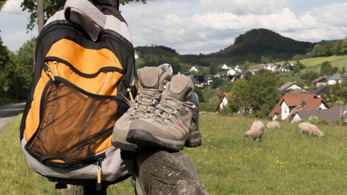Die Wanderschuhe geschnürt und schon kann es losgehen. von © manu / lia