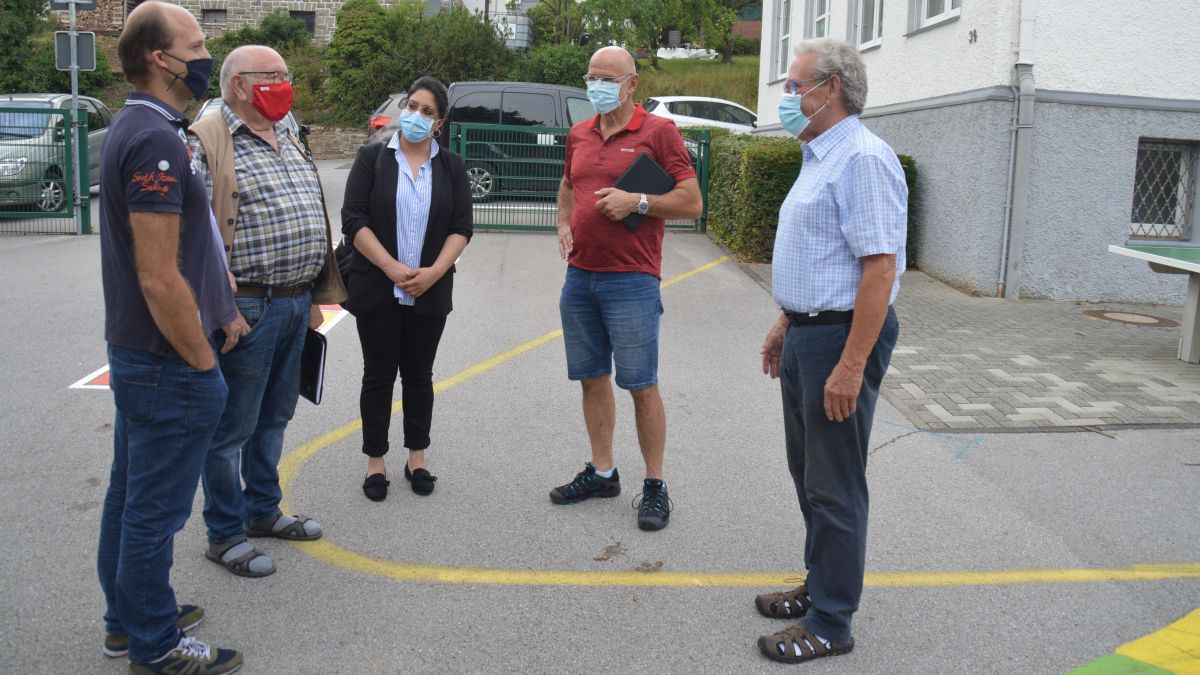 Beim Ortstermin an der Grundschule Rönkhausen diskutierten Dominik Vielhaber (links) und Soraya Esmati mit Walter Sinzig, Gerd Kowalzik und Bernd Dahlmann (von links) über fehlende Räume und die Sicherstellung der Betreuungsangebote. von Nicole Voss