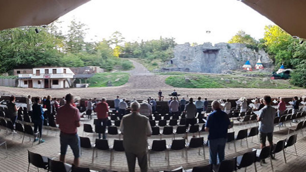 Die Generalprobe des Kirchenchores fand auf der Freilichtbühne in Elspe statt. von privat