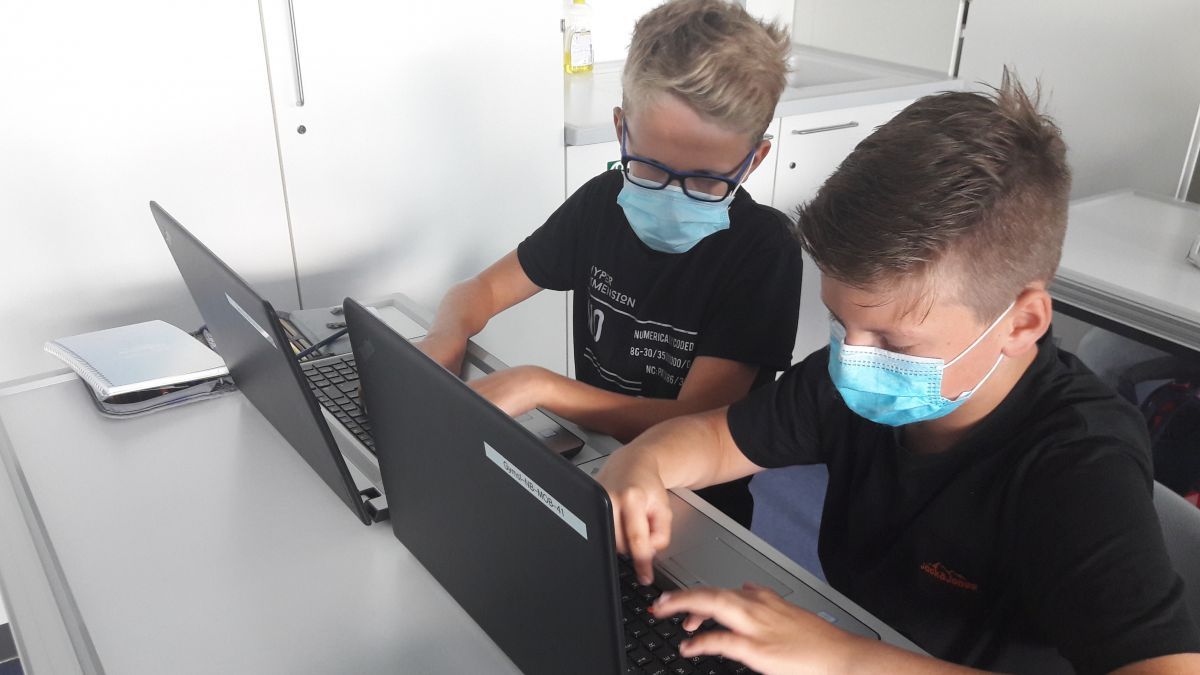 Das GymSL verfügt jetzt über schnelles Internet. Darüber freuen sich auch Finn Ole Vollmert (l.) und Hannes Horn aus der 7c. von privat
