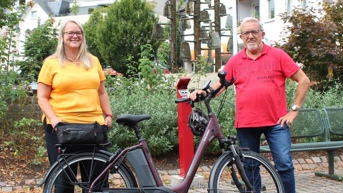 Andrea Schiller und Franz Bender vom Ehrenamt in Lennestadt freuen sich über neue Mitarbeiter in der Fahrradwerkstatt. von privat