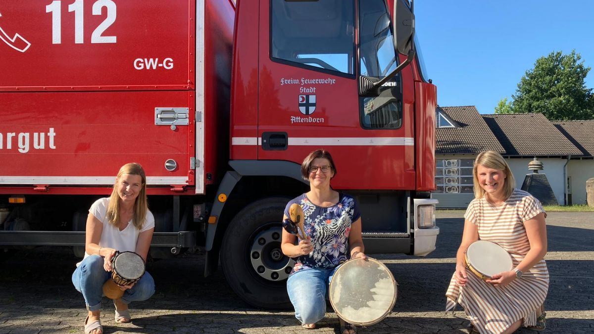 Musikschulleiterin Ines Schmitz-Hertzberg, Gabriele Maier (Lehrerin der Musikschule) und Julia Grzelak vom Vorstand des Musikzuges der Feuerwehr Attendorn (v.l.) freuen sich auf das gemeinsame Projekt. von privat