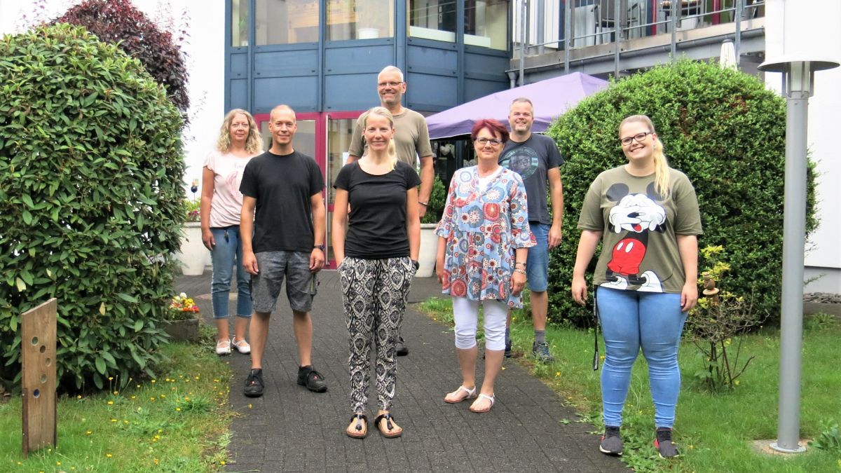 Ein Teil des Teams des focus-Wohnhauses Herrnscheider Weg rund um Leiterin Margarethe Kufel (2. vorne rechts) und Uli Brehm (hinten, Mitte). von privat