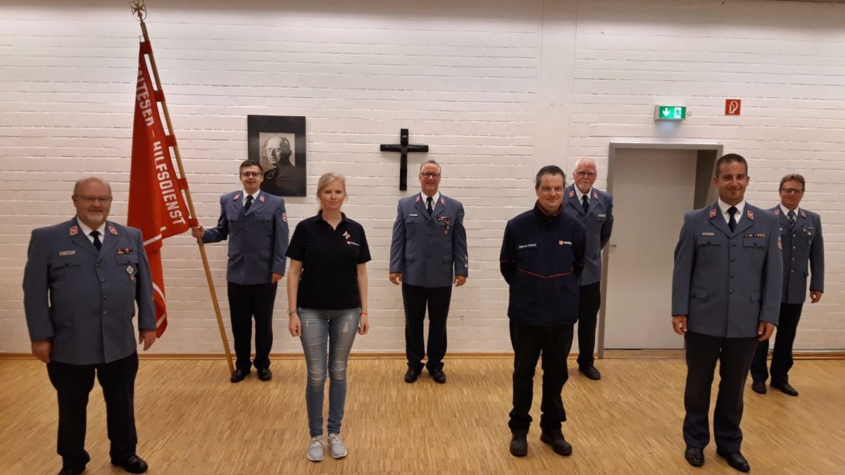 Gäste, Geehrte und Berufene des MHD Olpe (v.l.) Reinhard Biel, Philipp Schneider, Tamara Theile, Martin Burghaus, Markus Thomas, Heinz-Günther Wagener, Peter Nies, Raimund Neuhaus. von privat