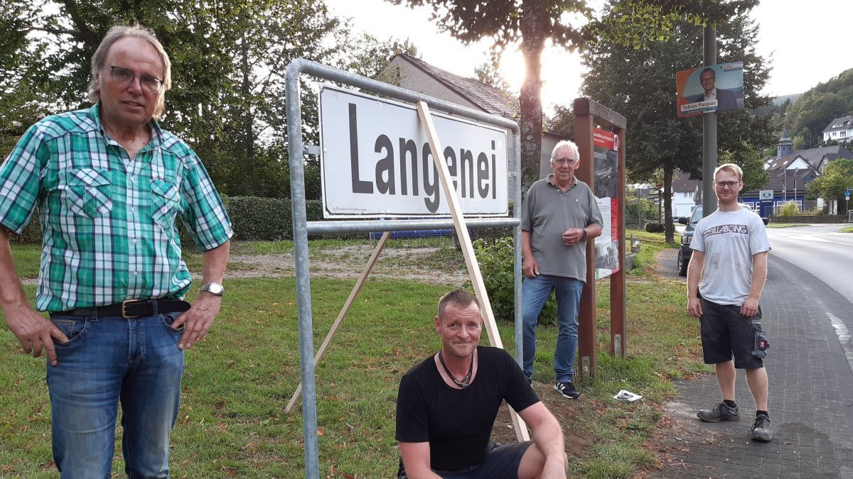 Manfred Kattenborn, Ralf Zeitz, Jürgen Steinhanses, Hendrik Edelbroich (von links) richten den Platz her und stellen das ehemalige Bahnhofsschild wieder auf. von privat
