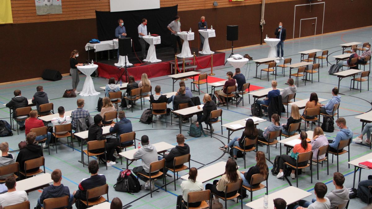 Während sich in der Turnhalle (Foto) die Lennestädter Kandidaten zu den Themen äußerten, stellten sich im Konferenzraum die Kirchhundemer Anwärter der Diskussion. von Kerstin Sauer