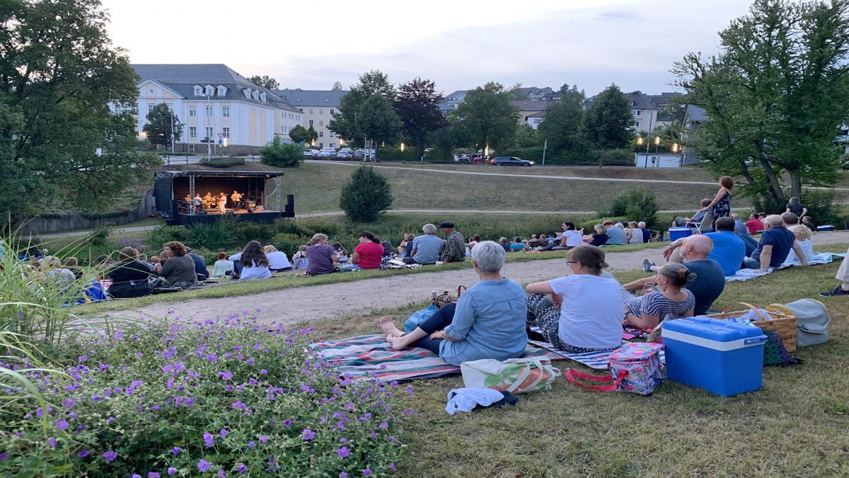 Die Olper ließen sich nicht zwei Mal bitten, als eine Open-Air-Veranstaltung im Stadtpark geplant wurde. von Kreisstadt Olpe