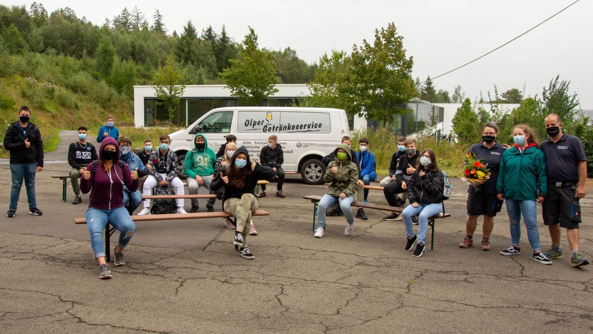 Familie Kleine (rechts) vom Olper Getränkeservice spendete jetzt 15 Sitzgarnituren an die Sekundarschule Olpe-Drolshagen. von s: Nils Dinkel
