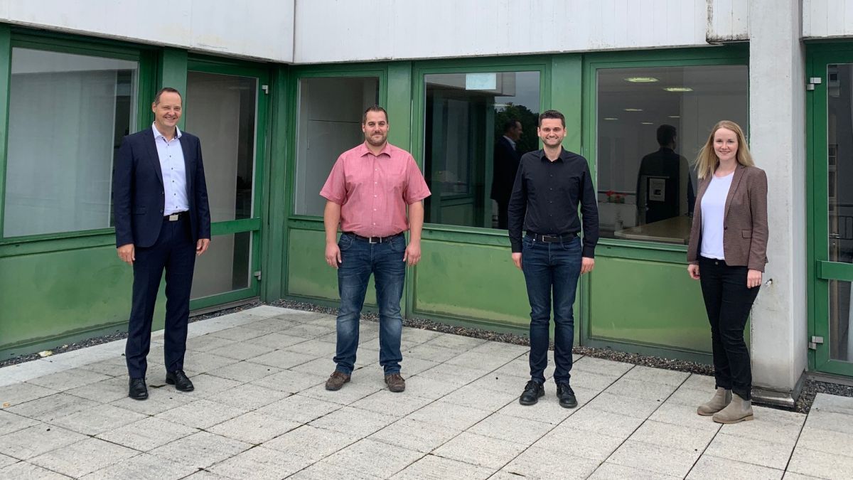 Bürgermeister Peter Weber, Patrick Langemann, Kevin Böhler sowie Ausbildungsleiterin Sophie Gerigk (von links). von Kreisstadt Olpe