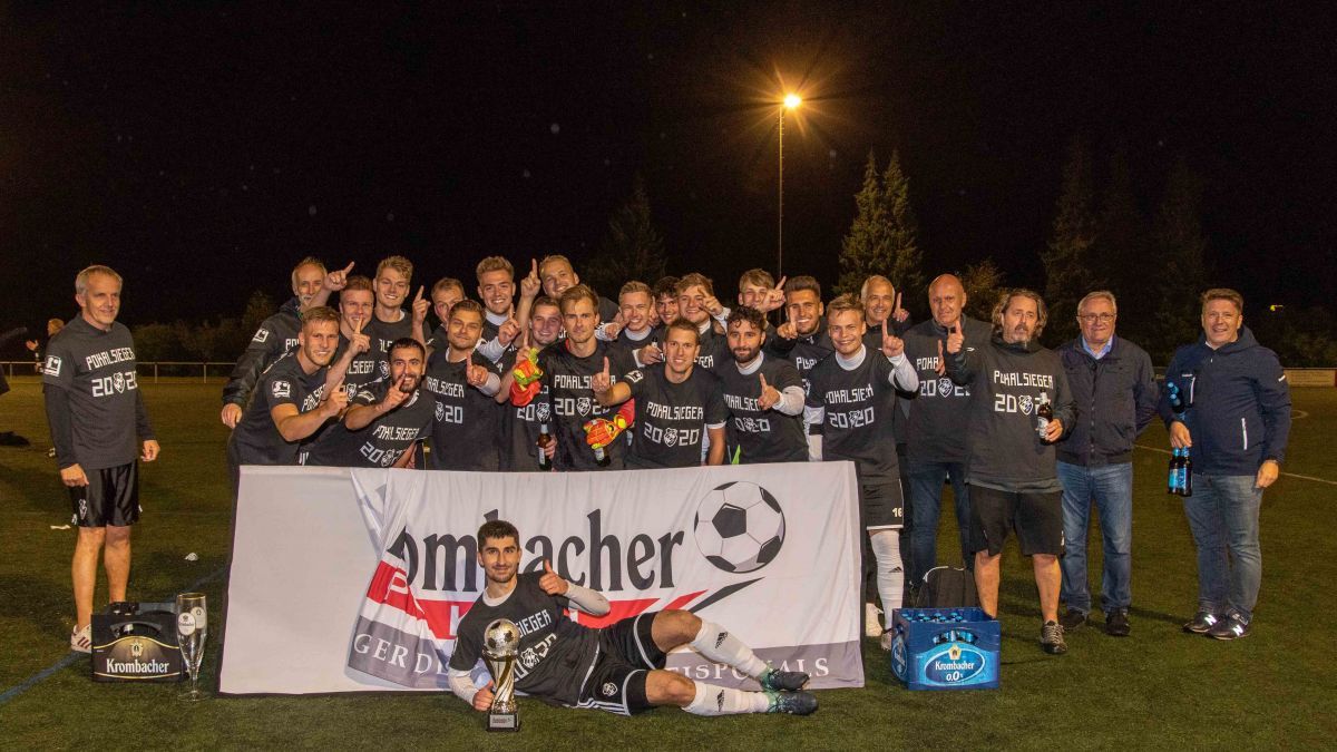 Ottmar Griffel (links), Jens Selter (rechts) und Joachim Schlüter (2. von rechts) mit dem Krombacher Kreispokalsieger, der Spielvereinigung Olpe. von Nils Dinkel