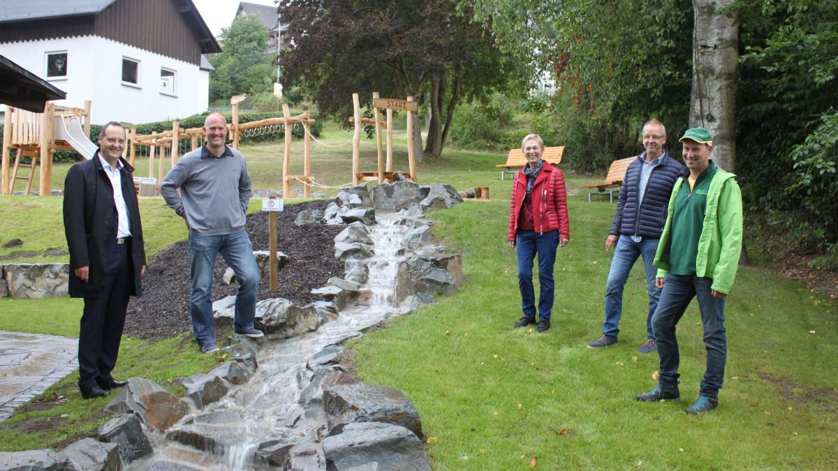 Freuten sich, dass der Platz endlich offiziell seiner Bestimmung übergeben wurde: (v.l.) Peter Weber (Bürgermeister), Jörn Dettmer (Ortsvorsitzender), Anne Tack (Planung), Ludger Stracke (Tiefbau) und Björn Löser (Gartenbau). von Anna Neus