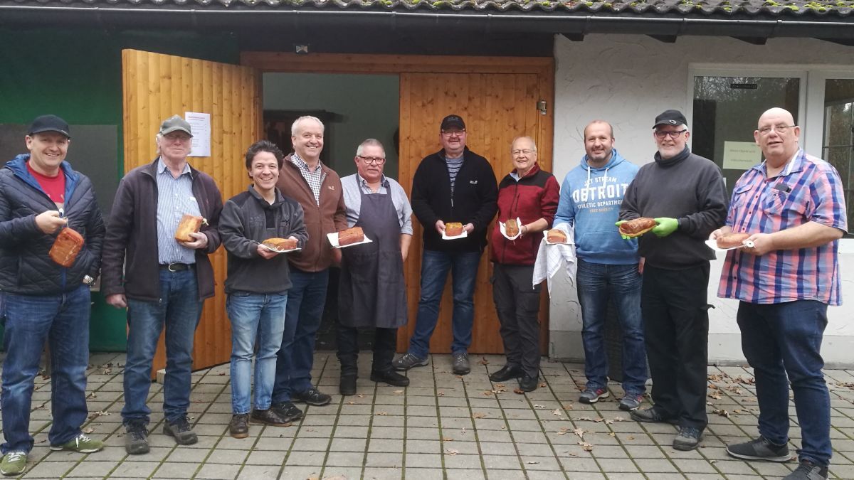 Die Teilnehmer mit geräuchertem Schinken. von privat