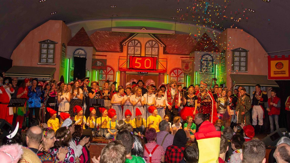 2020 feierten die Zipfelmützen noch groß ihr 50-jähriges Jubiläum - die Schunkelnde Sauerlandhalle 2021 haben die Altenhundemer Karnevalisten jetzt abgesagt. von Nils Dinkel