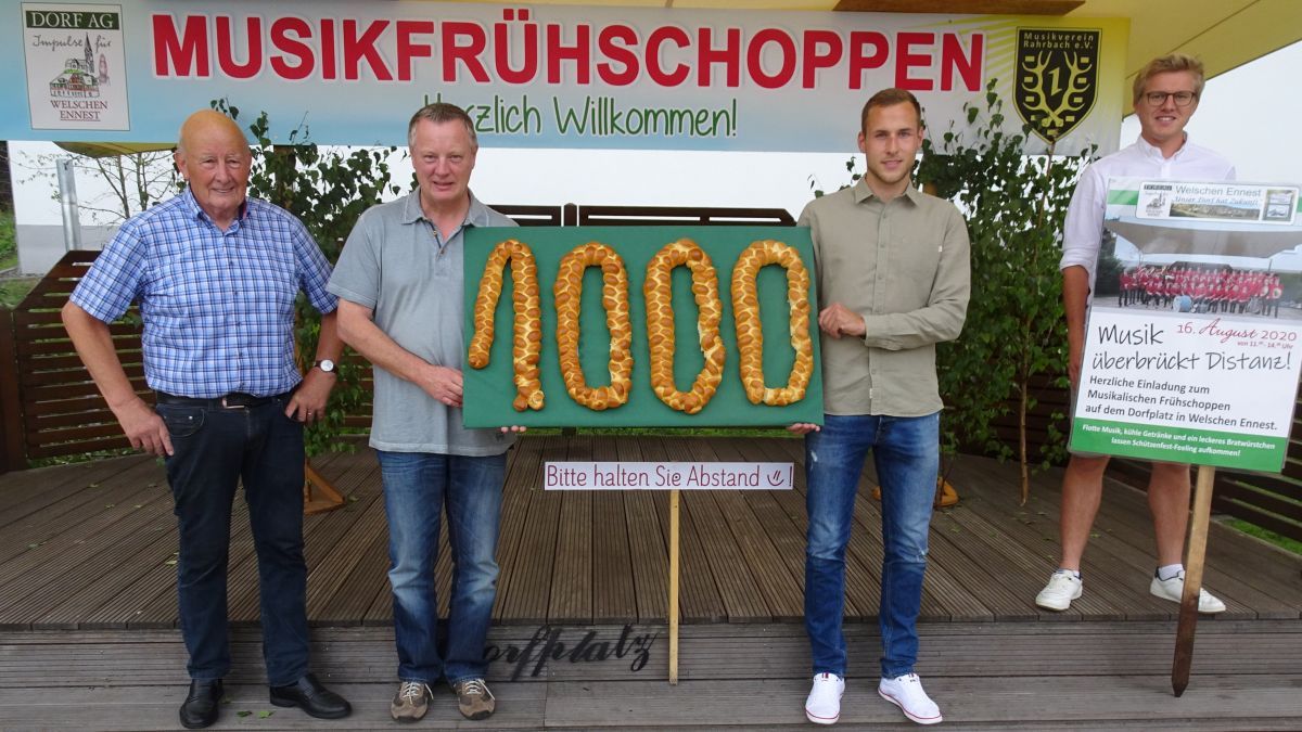 Spendenübergabe durch von links Reinhard Hesse und Stephan Baumhoff von der Dorf-AG, rechts Jan Oberste-Dommes und Felix Färber vom Musikverein. von privat