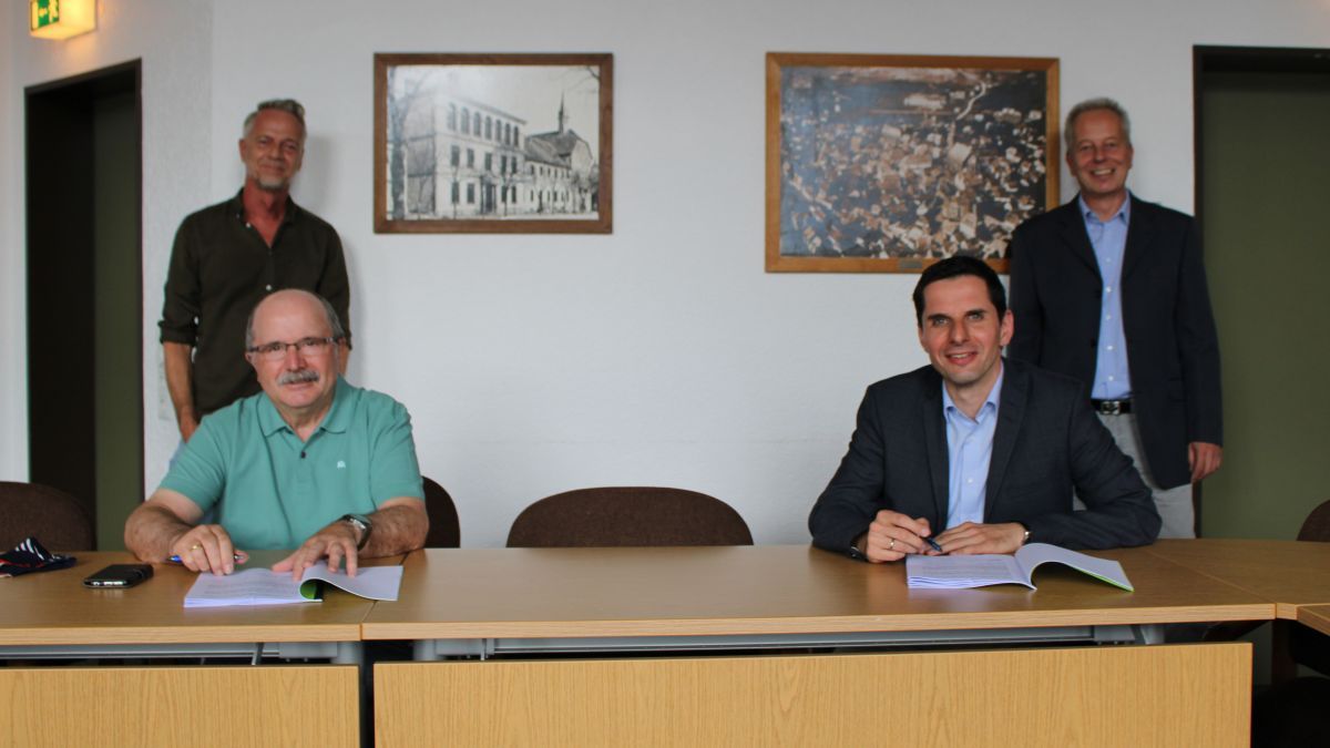 Bürgermeister Christian Pospischil (rechts) und Alberto Zuckowski bei der Vertragsunterzeichnung. von privat