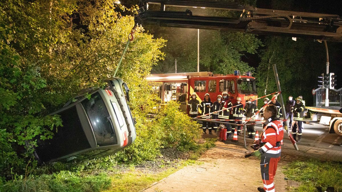 Der auf der Seite liegende Wagen musste von der Feuerwehr aufwändig geborgen werden. von Kai Osthoff