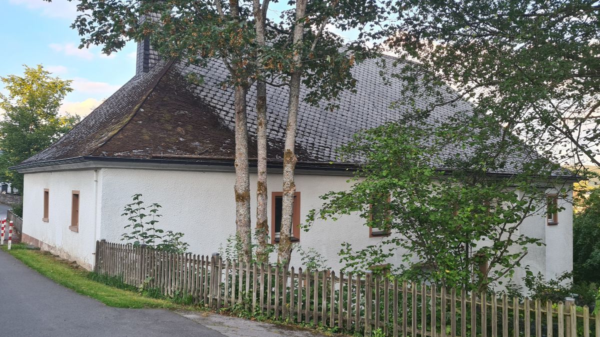 Sollte die Gemeinde Finnentrop den Zuschlag für das ehemalige Pastorat in Schönholthausen (hier die Rückansicht) erhalten, sollen das Gebäude und das Gelände für dörfliche Zwecke genutzt werden. von Nicole Voss