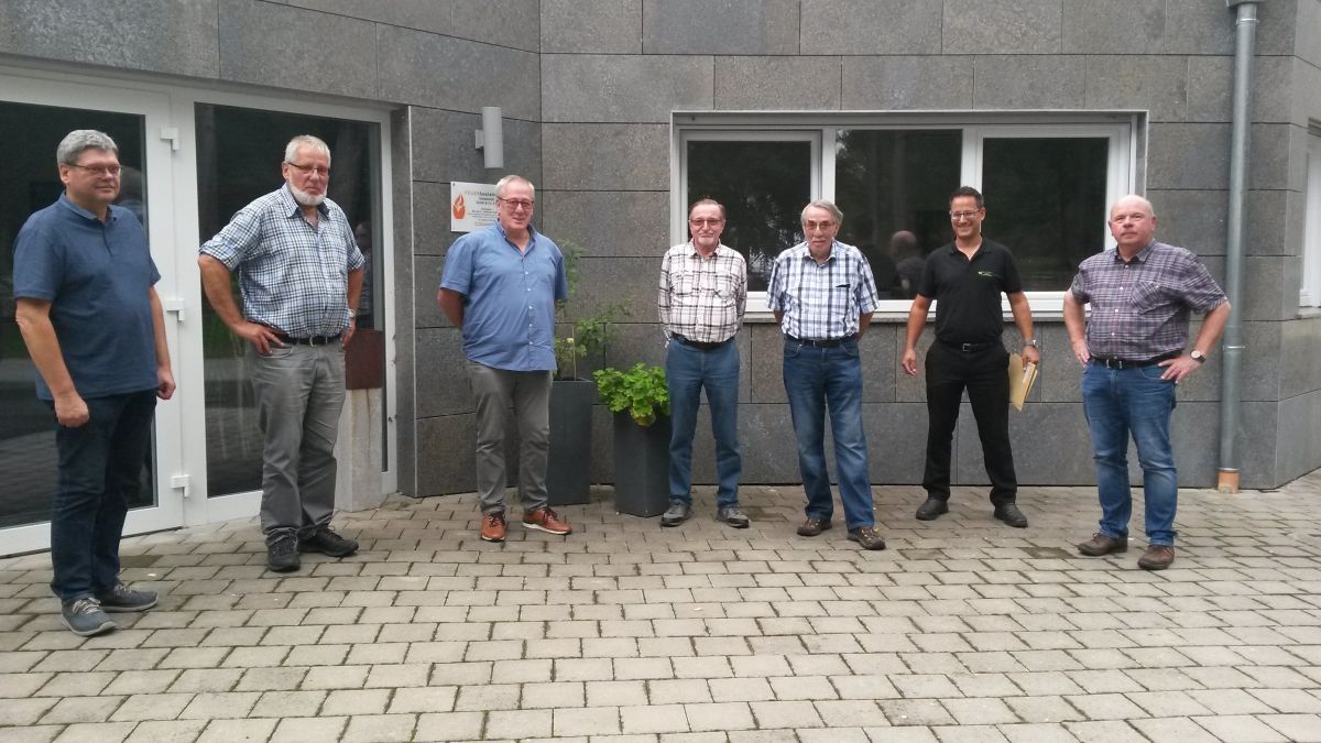 Peter Gomolla, Franz-Josef Langemann, Christoph Stuff, Peter Frerichmann, Hugo Bieker, Sebastian Langemann und Hans-Peter Bröcher (v.l.) beim Krematorium in Giebelstadt. von privat