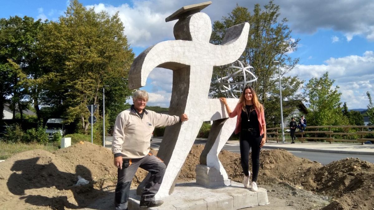 Angela Di Pinto und Friedrich Freiburg an der Skulptur. von privat